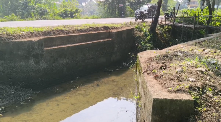 சிறுகோவங்குடி சித்தேரியில் 6 ஆண்டுகளுக்கு முன்னர் பாதியில் நிறுத்தப்பட்ட பாலம் கட்டுமான பணி