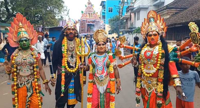 சீர்காழியில் பழைமை வாய்ந்த புற்றடி மாரியம்மன் கோவிலில் தேர் திருவிழா