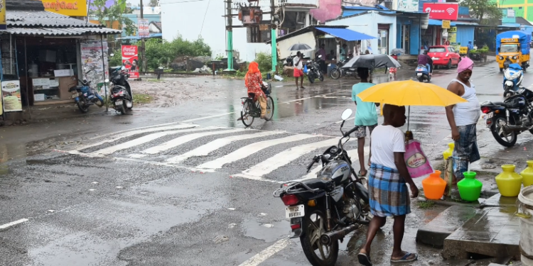 செங்கல்பட்டு மாவட்டத்தில் இரண்டாவது நாளாக மழை மக்கள் சிரமப்பட்டு வருகின்றார்
