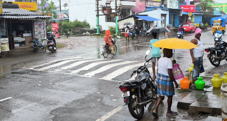 செங்கல்பட்டு மாவட்டத்தில் இரண்டாவது நாளாக மழை மக்கள் சிரமப்பட்டு வருகின்றார்