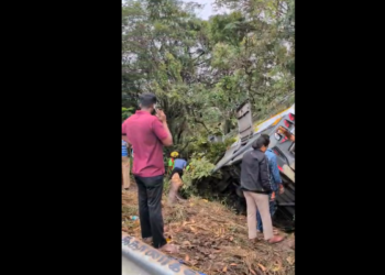 தாம்பரம் பைபாஸ் சாலையில் தனியார் பேருந்து விபத்து – முன்பக்க டயர் வெடித்து பள்ளத்தில் கவிழ்ந்த பேருந்து, பெரும் உயிரிழப்பு தவிர்ப்பு