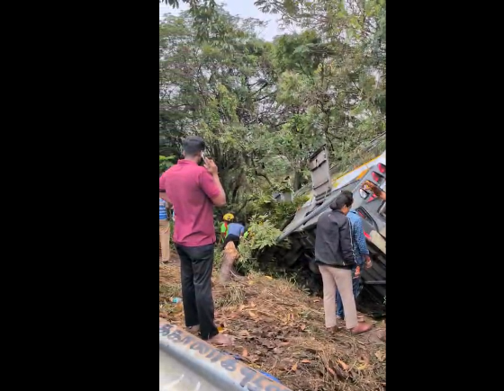 தாம்பரம் பைபாஸ் சாலையில் தனியார் பேருந்து விபத்து – முன்பக்க டயர் வெடித்து பள்ளத்தில் கவிழ்ந்த பேருந்து, பெரும் உயிரிழப்பு தவிர்ப்பு