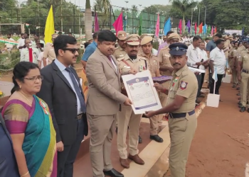 நாட்டின் 77-வது குடியரசு தினவிழாவை முன்னிட்டு தேசிய கொடியை ஏற்றி வைத்து காவல்துறை அணிவகுப்பு மரியாதை