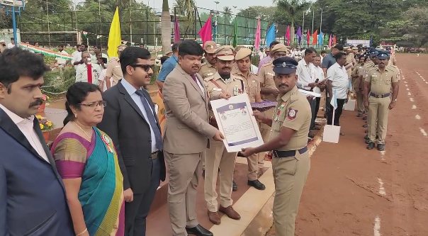 நாட்டின் 77-வது குடியரசு தினவிழாவை முன்னிட்டு தேசிய கொடியை ஏற்றி வைத்து காவல்துறை அணிவகுப்பு மரியாதை