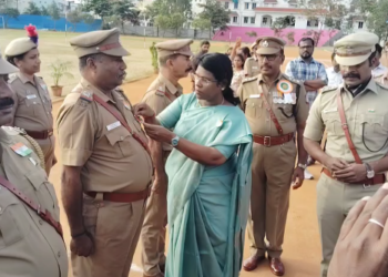 77- வது குடியரசு தின விழாவையொட்டி அழகு மீனா நாகர்கோவிலில் உள்ள அண்ணா விளையாட்டு அரங்கில் தேசிய கொடி ஏற்றி போலீசாரின் மரியாதை