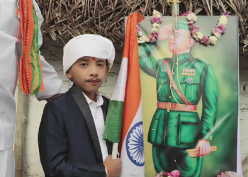 மயிலாடுதுறை நகர BJP-சார்பில் குடியரசு தின விழா பாரதியார் வேடம் அணிந்த சிறுவனுடன் தூய்மை பணியாளர்கள் ஒன்றிணைந்து தேசியக்கொடியை ஏற்றினர்