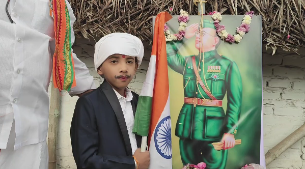 மயிலாடுதுறை நகர BJP-சார்பில் குடியரசு தின விழா பாரதியார் வேடம் அணிந்த சிறுவனுடன் தூய்மை பணியாளர்கள் ஒன்றிணைந்து தேசியக்கொடியை ஏற்றினர்