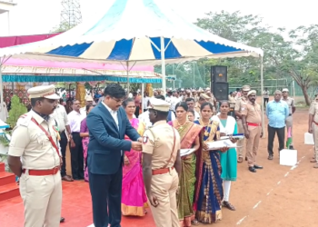 திருவாரூரில் 77வது குடியரசு தின விழாவில் மாவட்ட ஆட்சியர் மோகனச்சந்திரன் தேசிய கொடி ஏற்றி போலீசார் அணிவகுப்பு மரியாதை