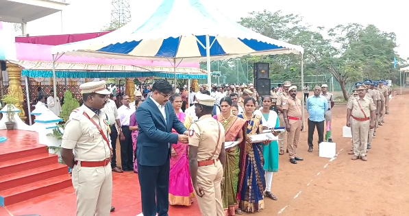 திருவாரூரில் 77வது குடியரசு தின விழாவில் மாவட்ட ஆட்சியர் மோகனச்சந்திரன் தேசிய கொடி ஏற்றி போலீசார் அணிவகுப்பு மரியாதை