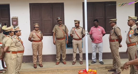 கன்னியாகுமரி மாவட்ட ஊர்க்காவல் படை சார்பில் 77 வது குடியரசு தின விழா ஊர்க்காவல்படை அதிகாரிகள் தேசிய கொடி ஏற்றி மரியாதை