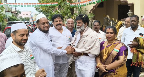 77-வது குடியரசு தினத்தை முன்னிட்டு குழல் கதிர்வேட்டில் காங்கிரஸ் கட்சி சார்பாக ஹிந்து முஸ்லிம் என ஒன்று கூடி கொடியேற்றும் நிகழ்வு