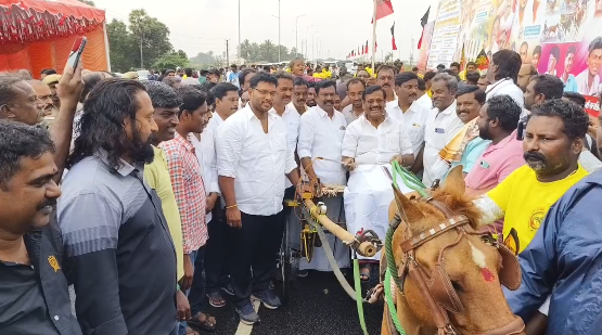 திருவள்ளூர் அருகே துணை முதல்வர் உதயநிதி ஸ்டாலின் பிறந்தவிழாவை முன்னிட்டு ரேக்ளா குதிரை பந்தயப் போட்டி