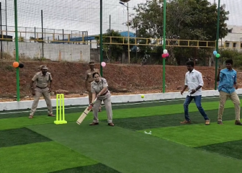 தேனியில் புதிய கிரிக்கெட்விளையாட்டு மைதானத்தை திறந்தார் மாவட்டகலெக்டர்கிரிக்கெட்வீரர்களுடன் சேர்ந்து பேட்டிங்