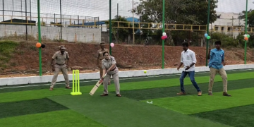 தேனியில் புதிய கிரிக்கெட்விளையாட்டு மைதானத்தை திறந்தார் மாவட்டகலெக்டர்கிரிக்கெட்வீரர்களுடன் சேர்ந்து பேட்டிங்