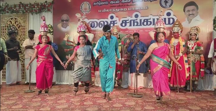 தமிழ்நாடு இயல் இசை நாடக மன்றம் நடைபெற்ற கலை விழா, தீப்பந்தங்களுடன் கரகம் ஆடிய 80 வயது மூத்த கலைஞர் நடனம்