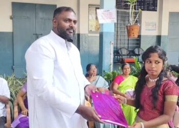 கன்னியாகுமரி மீண்டும் பள்ளிக்கு போகலாம் என 20 வருடங்களுக்கு முன்பு உள்ள நினைவுகளோடு வகுப்பறைக்கு வந்த முன்னாள் மாணவர்கள்