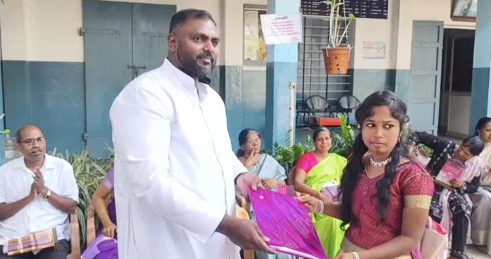 கன்னியாகுமரி மீண்டும் பள்ளிக்கு போகலாம் என 20 வருடங்களுக்கு முன்பு உள்ள நினைவுகளோடு வகுப்பறைக்கு வந்த முன்னாள் மாணவர்கள்