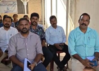 6 அம்ச கோரிக்கைகளை வலியுறுத்தி கிராம நிர்வாக அலுவலர்கள் காத்திருப்பு போராட்டம்