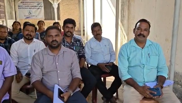 6 அம்ச கோரிக்கைகளை வலியுறுத்தி கிராம நிர்வாக அலுவலர்கள் காத்திருப்பு போராட்டம்