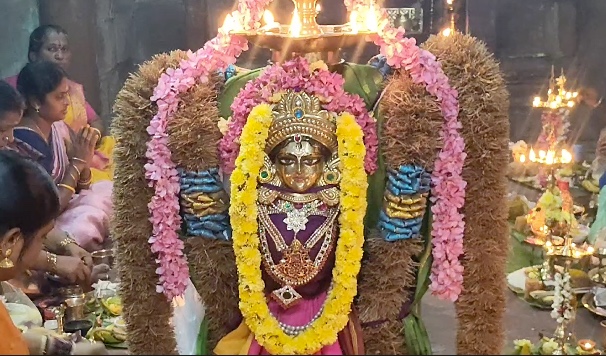 தரங்கம்பாடி அருகே திருமெய்ஞானத்தில் பிரசித்தி பெற்ற பிரம்மபுரீஸ்வரர் கோவிலில் தை வெள்ளி மற்றும் உலக நன்மை வேண்டி திருவிளக்கு பூஜை