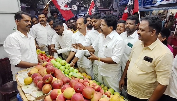 விடியாத ஆட்சி உங்கள் வீட்டு பில்லே சாட்சி என்ற தலைப்பில் கன்னியாகுமரி மாவட்டத்தில் ADMK-வினர் டிஜிட்டல் மீட்டருடன் விலைவாசி உயர்வு குறித்து பிரச்சாரம்