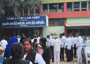 ஒருங்கிணைந்த நீதிமன்றம் கட்டுவதற்கு நிதி ஒதுக்க வலியுறுத்தில் – வழக்கிறிஞர்கள் ஆர்ப்பாட்டம்