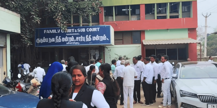 ஒருங்கிணைந்த நீதிமன்றம் கட்டுவதற்கு நிதி ஒதுக்க வலியுறுத்தில் – வழக்கிறிஞர்கள் ஆர்ப்பாட்டம்