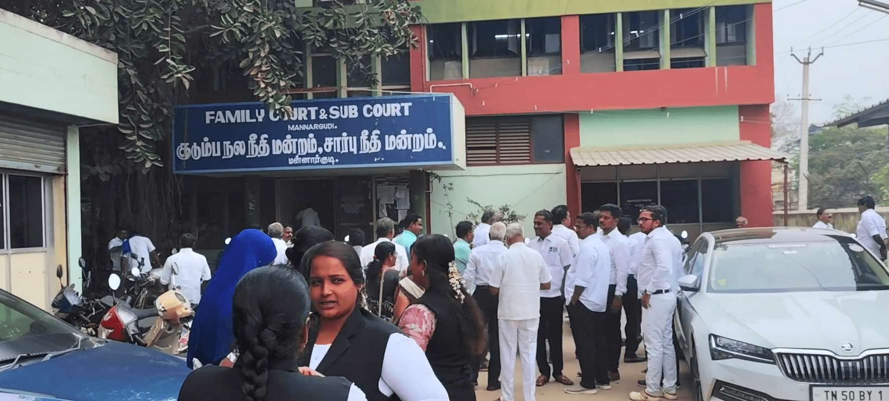 ஒருங்கிணைந்த நீதிமன்றம் கட்டுவதற்கு நிதி ஒதுக்க வலியுறுத்தில் – வழக்கிறிஞர்கள் ஆர்ப்பாட்டம்