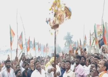 பானையை சிதறவிட்ட அண்ணாமலை – ஆர்ப்பரித்த கூட்டம்!