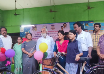 அரசு மேல்நிலைப்பள்ளியில் விலையில்லா மிதிவண்டி வழங்கும் விழா – அமைச்சர் சேகர் பாபு மற்றும் பிரியா மாணவர்களுக்கு மிதிவண்டிகள் வழங்கினர்