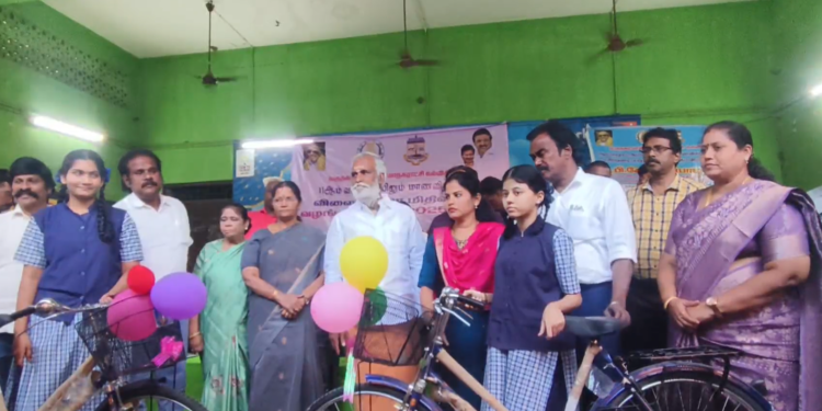 அரசு மேல்நிலைப்பள்ளியில் விலையில்லா மிதிவண்டி வழங்கும் விழா – அமைச்சர் சேகர் பாபு மற்றும் பிரியா மாணவர்களுக்கு மிதிவண்டிகள் வழங்கினர்