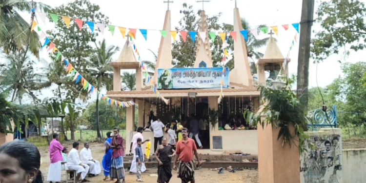 புனித அந்தோணியார் ஆலயத்தில் பிரார்த்தனை – தீச்சட்டி ஏந்தி பக்தர்கள் வழிபாடு