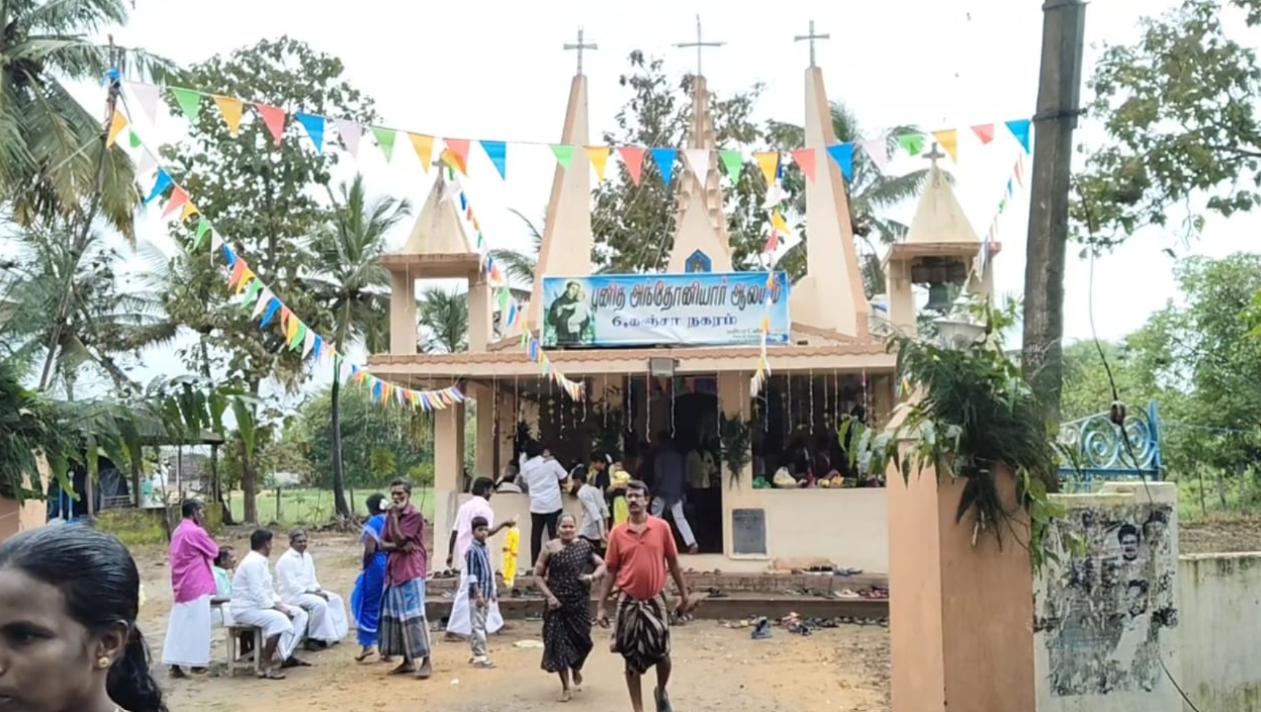 புனித அந்தோணியார் ஆலயத்தில் பிரார்த்தனை – தீச்சட்டி ஏந்தி பக்தர்கள் வழிபாடு