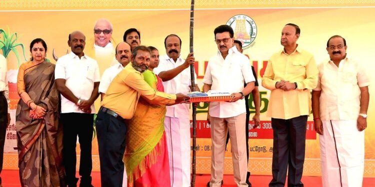 இந்தா பிடி 3000 ரூபாய் – பொங்கல் பரிசுத் தொகுப்பு தொடக்கம்