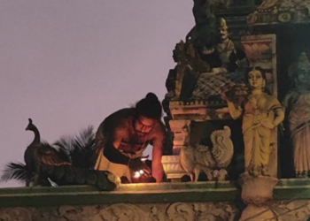 மயிலாடுதுறையில் சுப்பிரமணி சுவாமி திருக்கோவிலில் ராஜகோபுரத்திற்கு தீபம் ஏற்றி பாஜகவினர் கொண்டாடி வழிபாடு