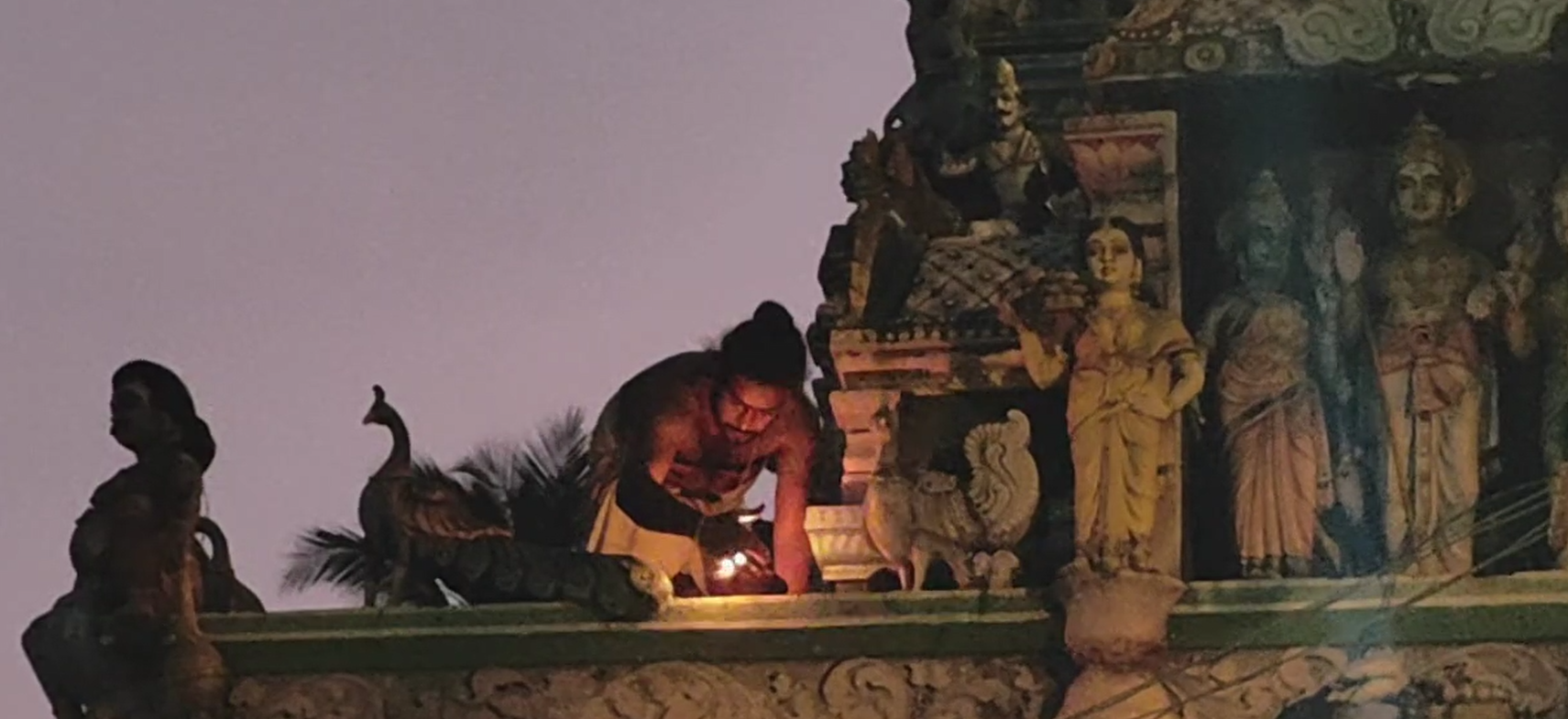 மயிலாடுதுறையில் சுப்பிரமணி சுவாமி திருக்கோவிலில் ராஜகோபுரத்திற்கு தீபம் ஏற்றி பாஜகவினர் கொண்டாடி வழிபாடு