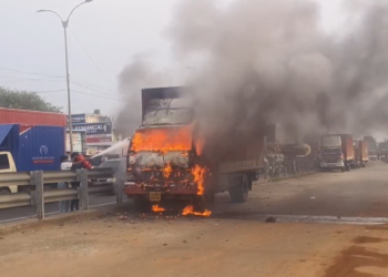 புழல் பகுதியில் சாலையோரம்நின்று கொண்டிருந்த லாரிக்கு திடீரென தீப்பிடித்து எரித்து நாசம் 