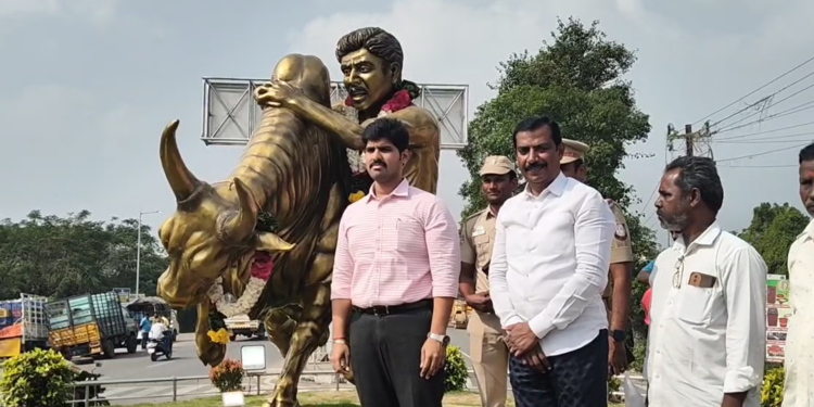 ஜல்லிக்கட்டு பெருமையை பறைசாற்றும் வகையில் திருவள்ளூரில் ஜல்லிக்கட்டு சிலையை  திறந்து வைத்தார் ஆட்சியர்