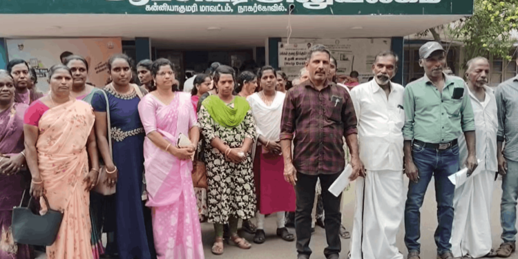 நிலங்களுக்கு பட்டா இருந்தும் புறம்போக்கு பகுதியில் வசிப்பது போல நிலைமை – மாவட்ட ஆட்சியர் அலுவலகத்தில் ஊர் பொதுமக்கள் மனு