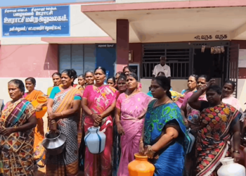 கையில் குடத்துடன் ஊராட்சி மன்ற அலுவலகத்தை முற்றுகையிட்ட பொதுமக்கள் – ஊராட்சி செயலாளர் மீது நடவடிக்கை எடுக்க கோரிக்கை
