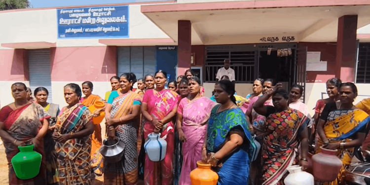 கையில் குடத்துடன் ஊராட்சி மன்ற அலுவலகத்தை முற்றுகையிட்ட பொதுமக்கள் – ஊராட்சி செயலாளர் மீது நடவடிக்கை எடுக்க கோரிக்கை