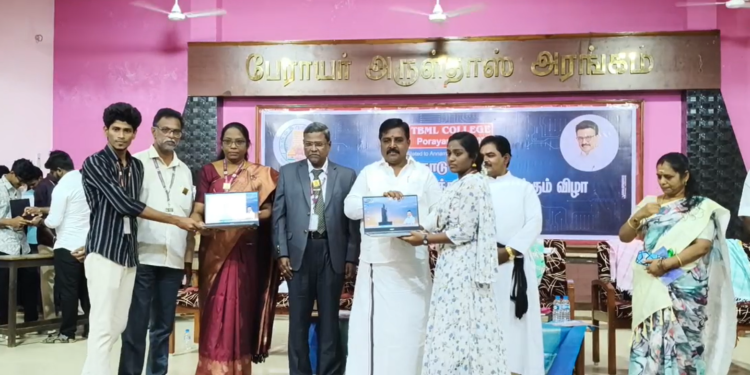 349 மாணவ மாணவிகளுக்கு மடிக்கணினி – வழங்கினார் எம்எல்ஏ நிவேதா முருகன்