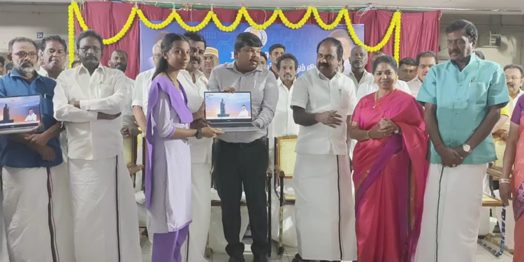 “உலகம் உங்கள் கையில்” நிகழ்ச்சி – மடிக்கணினிகளை வழங்கினார் அமைச்சர் மெய்யநாதன்