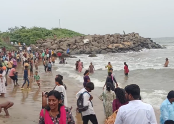 மாமல்லபுரத்தில் சுற்றுலா பயணிகள் – பொதுமக்கள் இன்று விடுமுறை தினத்தால் கண்டு களித்தனர்.