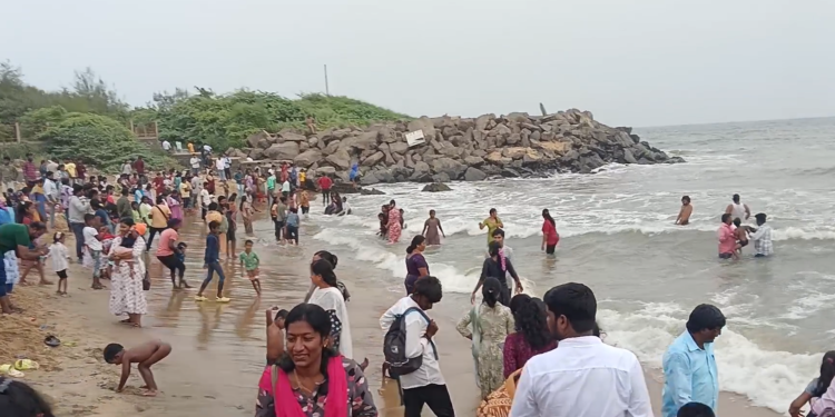 மாமல்லபுரத்தில் சுற்றுலா பயணிகள் – பொதுமக்கள் இன்று விடுமுறை தினத்தால் கண்டு களித்தனர்.