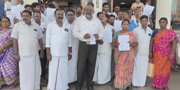 இடபிரச்சனையில் பழிவாங்க 77 வயது முதியவர் மீது பொய்புகார் – குற்றம்சாட்டப்பட்டவரின் குடும்பத்தினர் மாவட்ட ஆட்சியரிடம் மனு