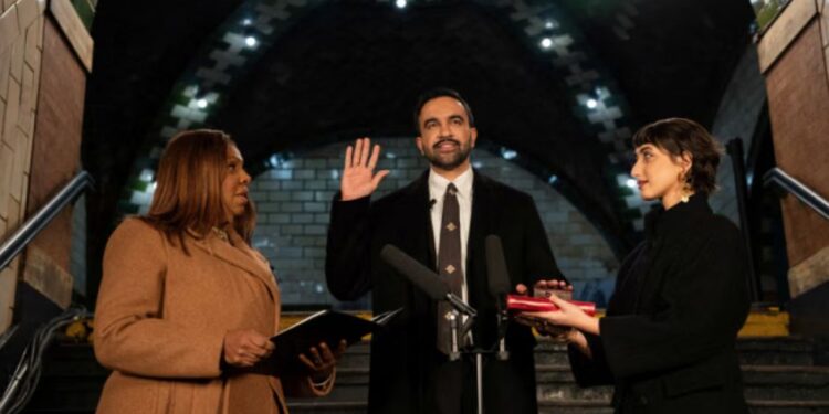 ரயில் நிலையத்தில் இந்திய வம்சாவளியை சேர்ந்தவர் மேயராக பதவியேற்பு