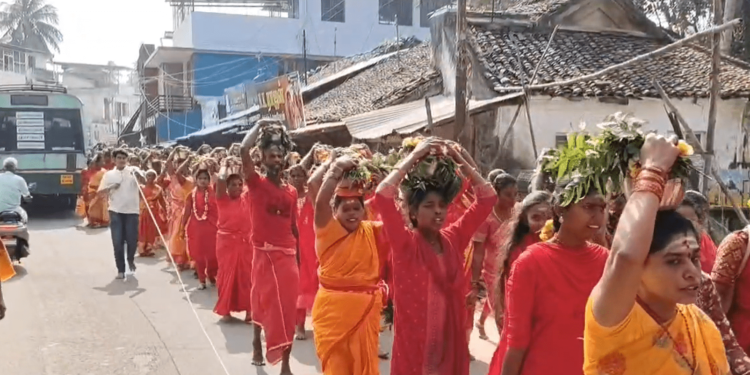 பால்குடம் ஏந்தி சென்ற மேல்மருவத்தூர் பக்தர்கள்……. கயிறு கட்டி வரிசை படுத்திய இளைஞர்கள்..