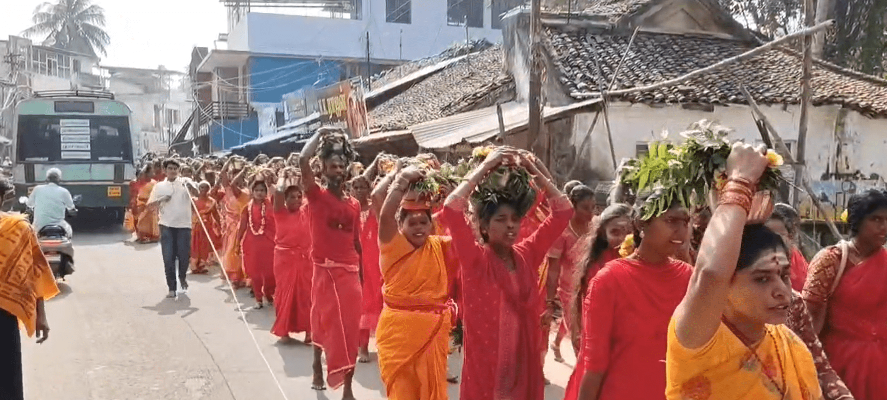 பால்குடம் ஏந்தி சென்ற மேல்மருவத்தூர் பக்தர்கள்……. கயிறு கட்டி வரிசை படுத்திய இளைஞர்கள்..