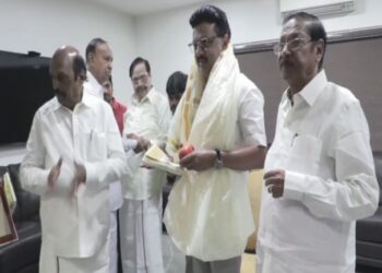 முதல்வரை சந்தித்து புத்தாண்டு வாழ்த்து சொன்ன திமுகவினர்